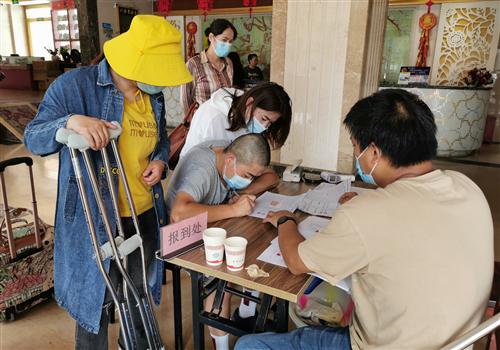  培训学校老师为参训学员登记报道现场